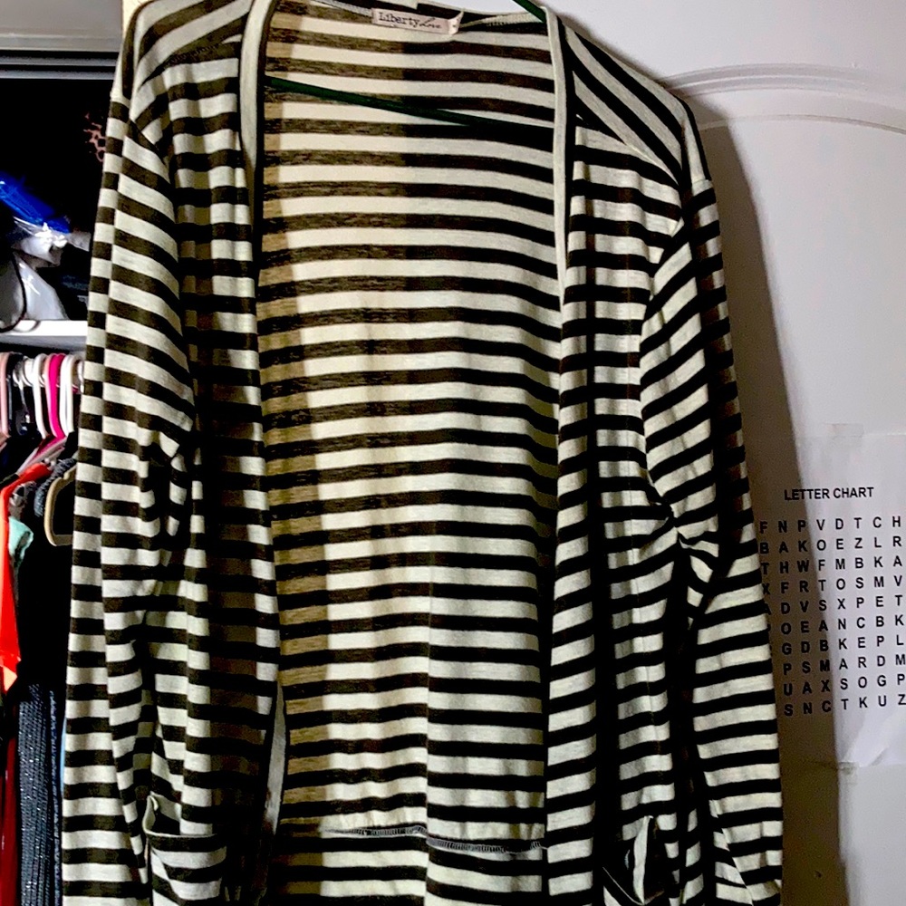 Green and white cardigan light short sweater